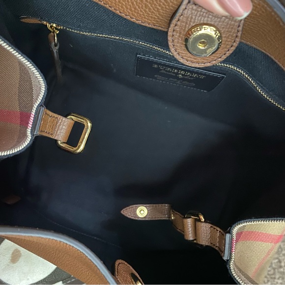 NWT Burberry tote Handbag - Picture 10 of 16